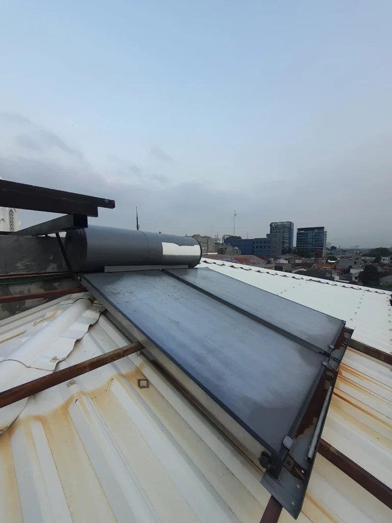 Water heater tenaga surya dengan dua kolektor terpasang di atap